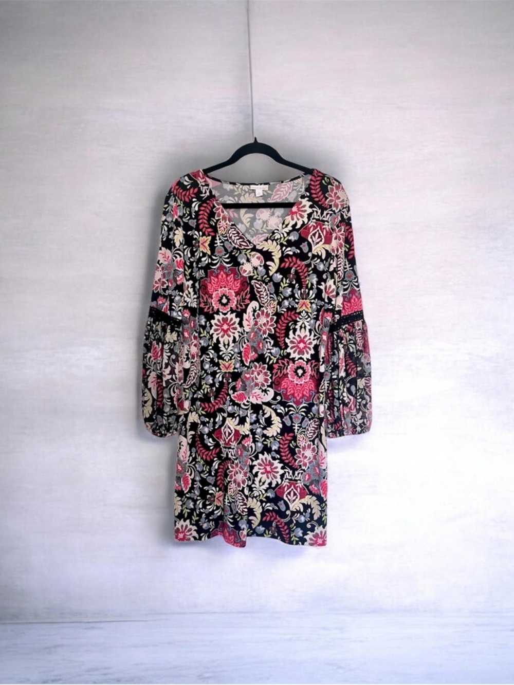 Floral Long-Sleeve V-Neck Dress in Black and Pink Size M